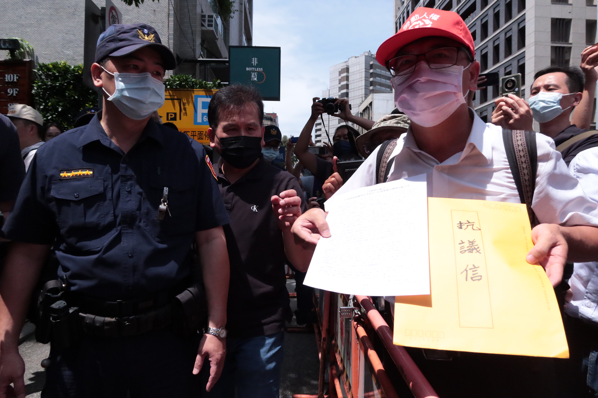 勞動黨等民團赴日本台灣交流協會抗議核廢水排放政策。（勞動黨提供）