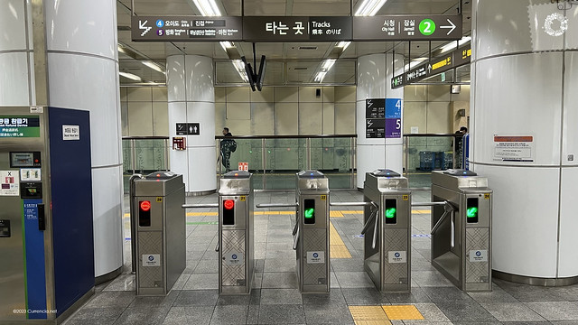 ソウル地下鉄改札 / Gates of Seoul Metro
