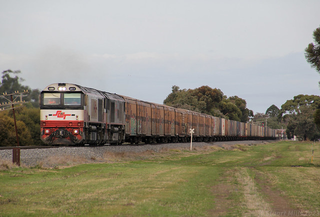 CSR001 and CSR019 lift their almost 1800m long train out of Horsham