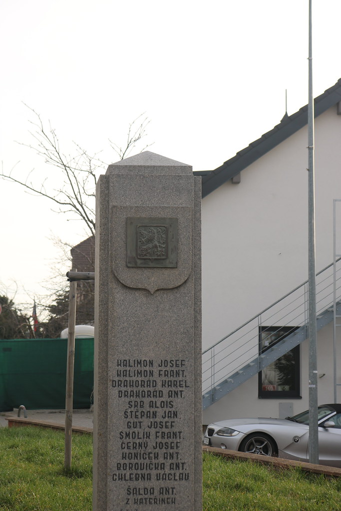 Pomník obětem 1. světové války nacházející se v Újezdu u Průhonic