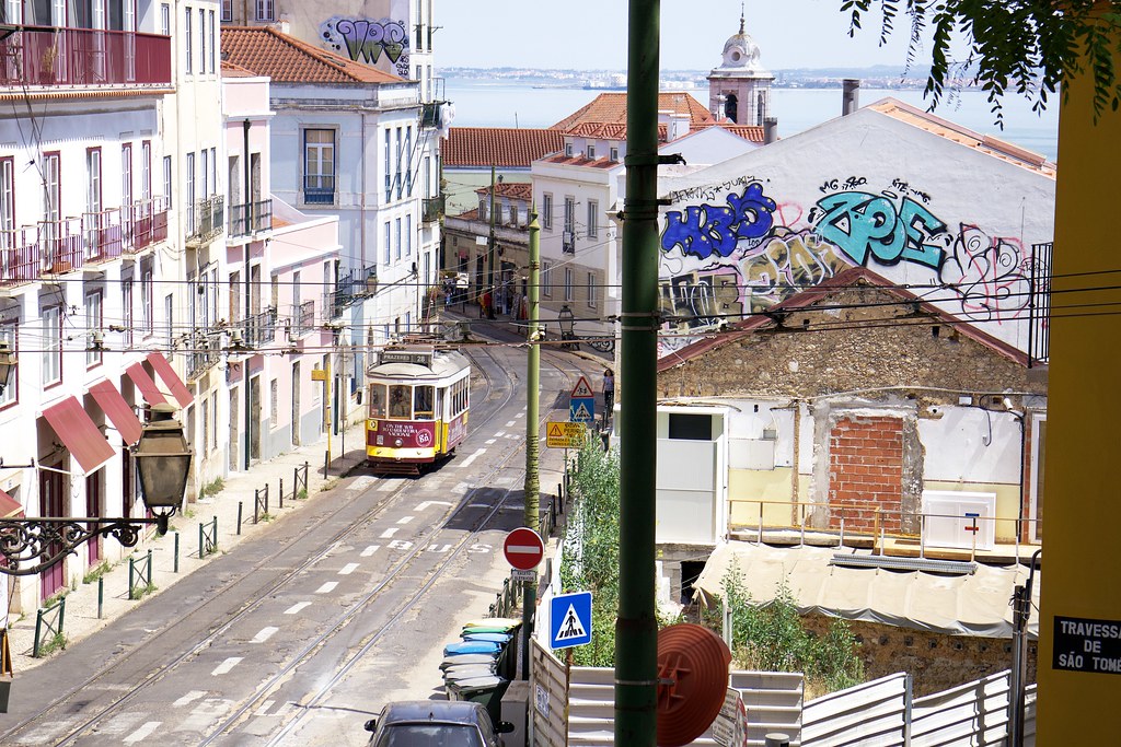 Tranvia 28 en la ciudad de Lisboa