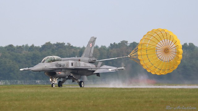 Polish Air Force 4083 'Brakeshute' - General Dynamics F-16C Fighting Falcon