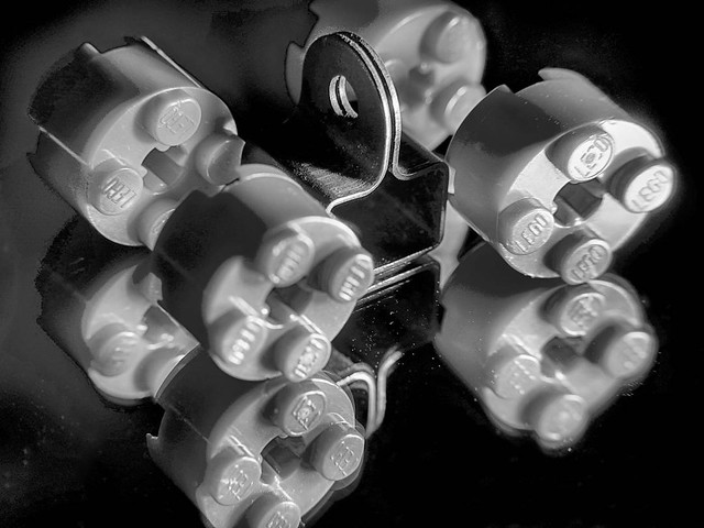 Spiegelung Kunststoffteile, Metallteil - Industrie Produkt Schwarz Weiß Makro Kunst Fotografie