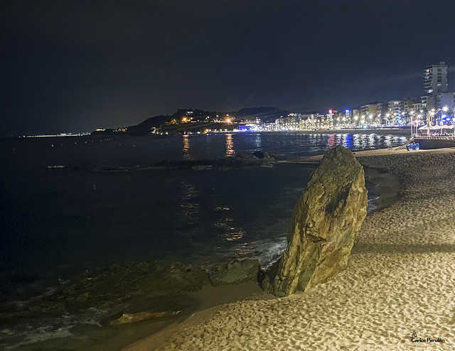 roca y playa de Lloret nocturna