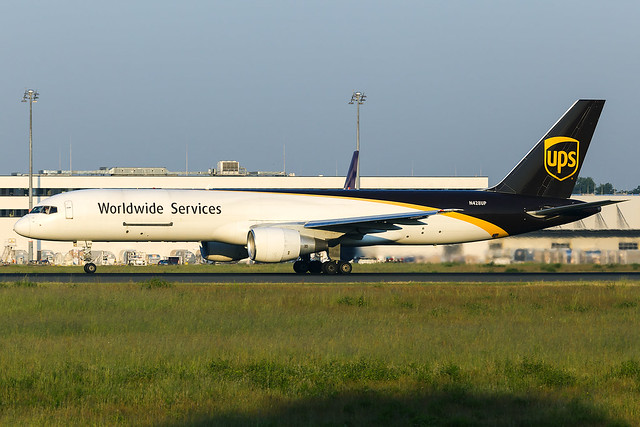 United Parcel Service (UPS)  Boeing 757-24A(PF) N428UP