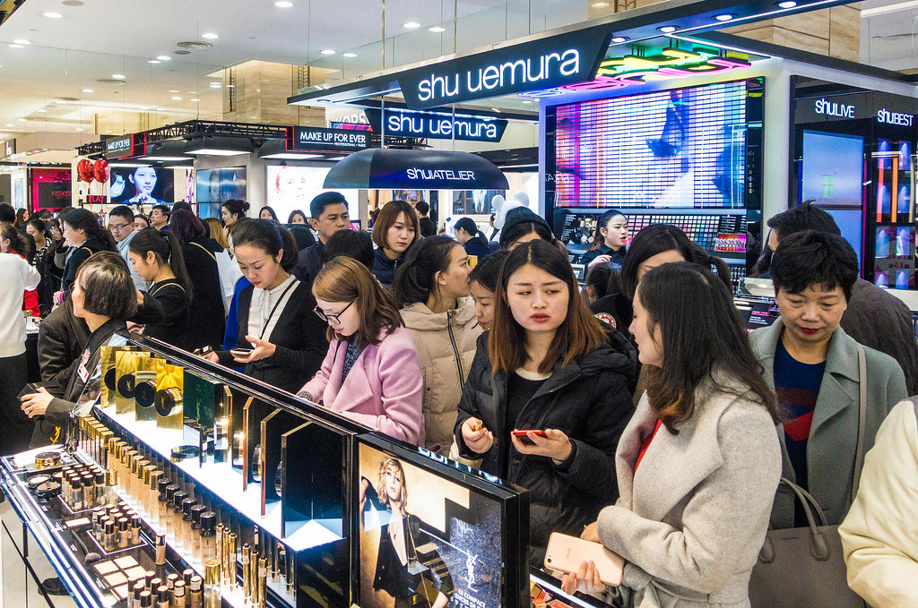 雙十二購物節期間，成都一家商場的化妝品櫃檯前擠滿了顧客。 圖片來源：Alamy