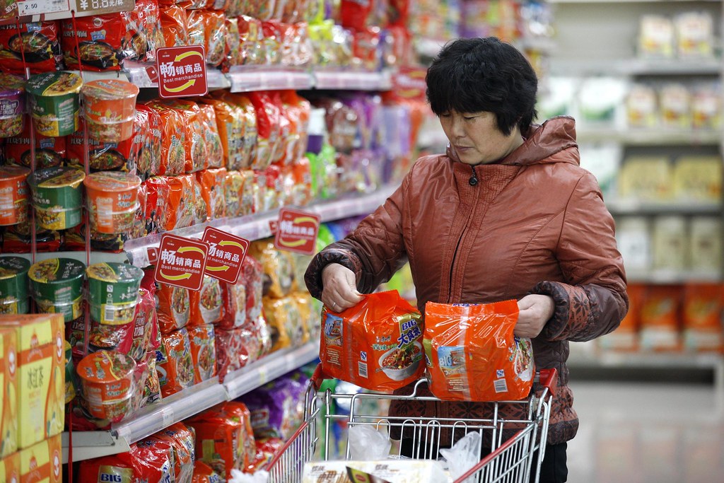 安徽淮北的一家超市裡，消費者正在選購泡麵。 圖片來源：Alamy