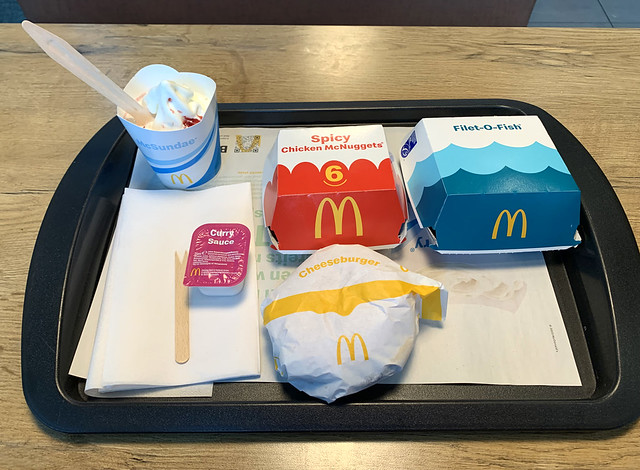10 - Spicy Chicken Nuggets, Cheeseburger, Filet'o'Fish & McSundae - Wrapped / Eingepackt