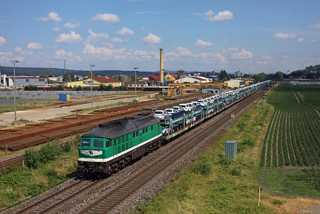Triangula 241 338 powers ARS Altmann Škoda car train 77076 (Marktredwitz - München-Milbertshofen) just south of Schwandorf (DE).