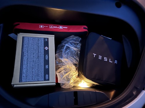 Cables del Tesla sin desembalar dos años después de la compra. Señal de que solamente ha recargado en casa o en los SuperCargadores de Tesla.