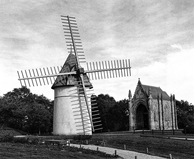 Deux symboles des guerres de Vendée, le moulin et bien sûr la chapelle..