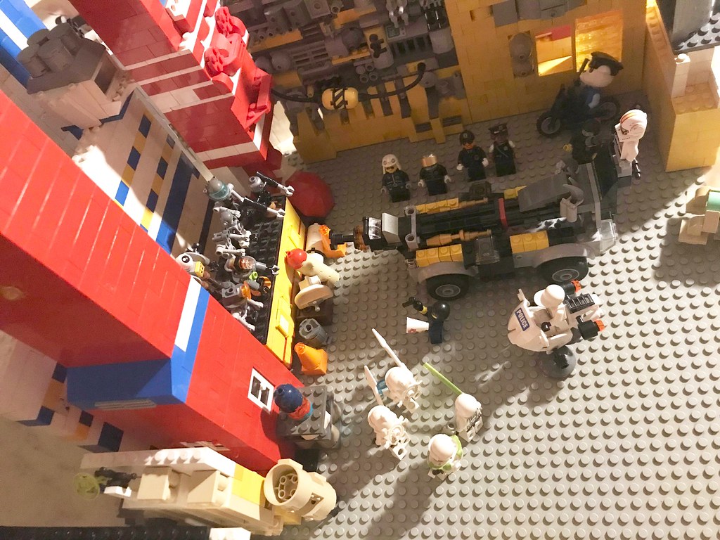 Classic Space: Under-hive city combined police evicts a swarm of Robotic Squatters (Afol Sci-fi minifigures LEGO Toy Hobby Photography )
