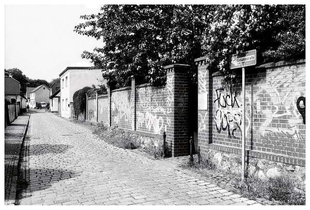 Beeskow, Mauer, Einbahnstraße | Minox 35 GL | Fomapan classic 100 (exp. 6/2019)