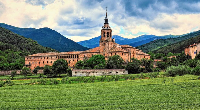 Entre  el trigo verde, el Monasterio de Yuso.  San Millan de la Cogolla, La Rioja.