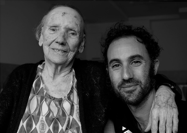 Anciana con su nieto / Old woman with her grandson