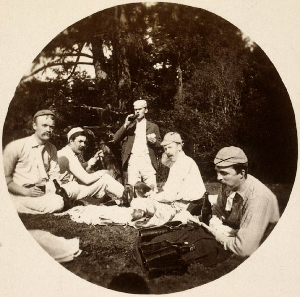 Kraal picnic, including Robert W. Reford's bachelor friends, at the Gorge, Victoria, British Columbia / Des amis célibataires de Robert W. Reford pique-niquent près de la Gorge, Victoria (Colombie-Britannique)