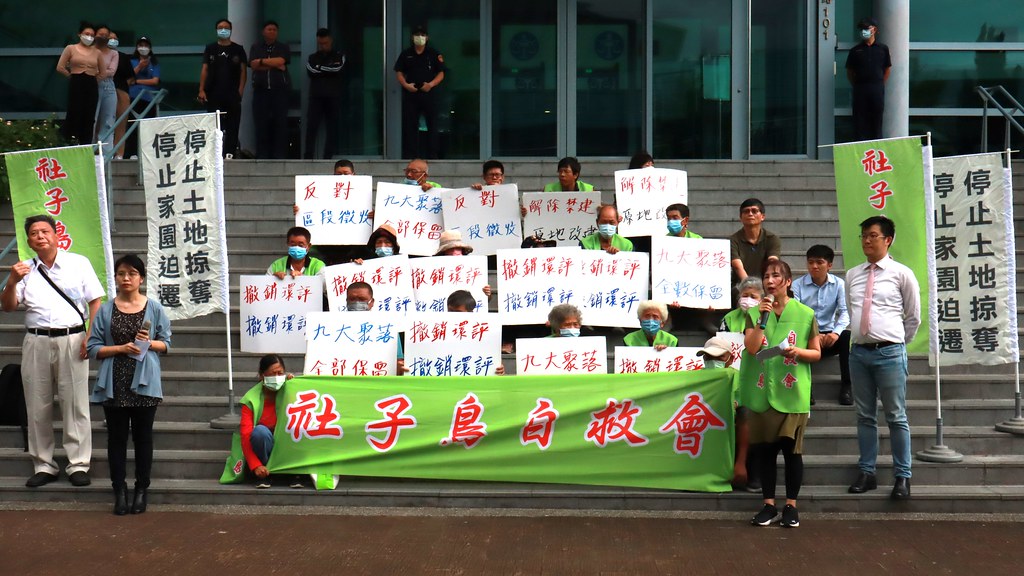 多個環團與當地居民今日在台北高等行政法院門口舉辦「撤銷社子島環評  還給居民安定生活記者會」記者會。照片來源：環境權保障基金會提供