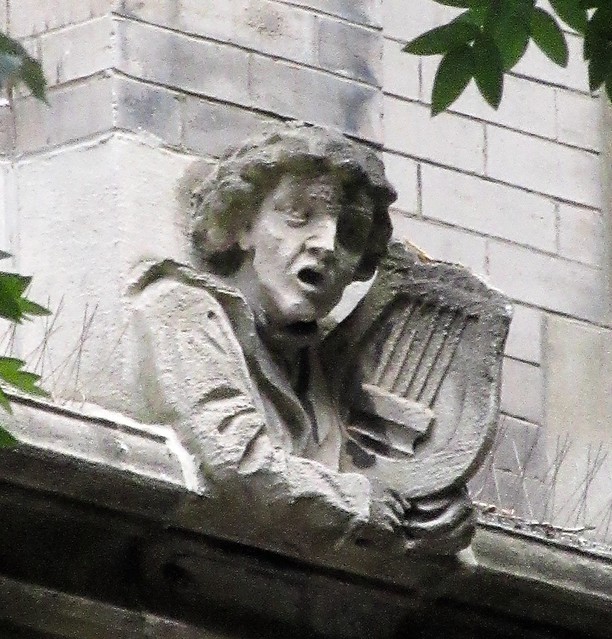 2023 Musician Gargoyle on the side of the Hotel Des Artistes 4640A