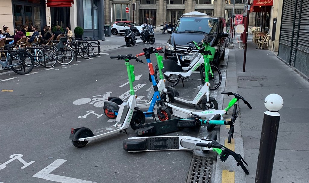 共享滑板車設有專屬停車格，在滑板車退出巴黎之後，未來將規劃為公共空間，增加行道樹或腳踏車道。圖：趙偉婷攝。