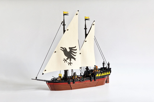 The Raven Claw ship MOC by Edge of Bricks