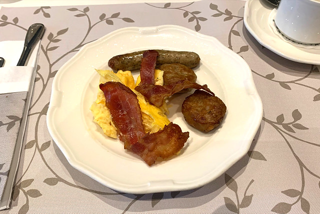 11 - Breakfast / Frühstück - Parkhotel Schloss Hohenfels - Scrambled eggs, bacon, meatballs & sausage / Rührei, Speck, Frikadellen & Würstchen