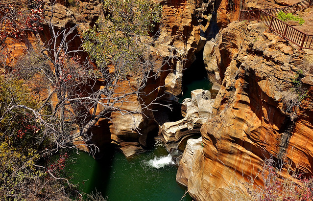 SÜDAFRIKA (South-Africa), Blyde-Canyon - am Trauer-Freudenfluss, Bourke ,s Luck Potholes, wilde Fels Formen und Farben , wild rock shapes and colors  , 22188