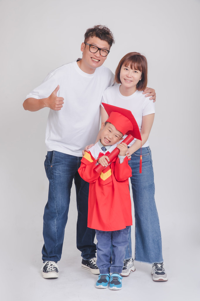 [親子寫真] 洪秀玟全家福拍攝@迪司陽光攝影棚-最專業的團隊完成全家福照，拍出有溫度的照片! #