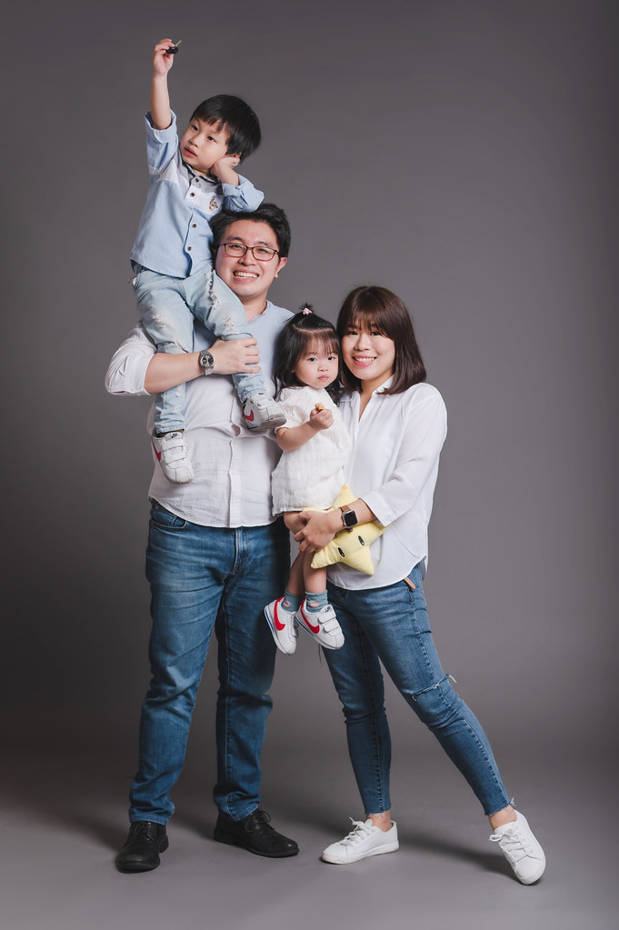 [親子寫真] 周羿希全家福拍攝@迪司陽光攝影棚-最專業的團隊完成全家福照，拍出有溫度的照片! #孕婦寫真