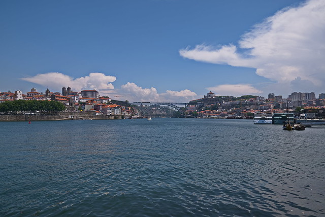 Blick Richtung Porto, Vila Nova Gaia und Brücke Dom Luis. /View towards Porto, Vila Nova Gaia and Dom Luis Bridge.