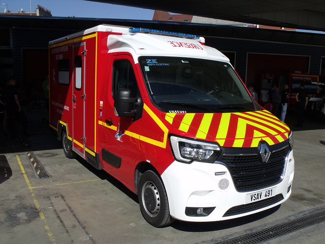 Ambulance légère VSAV 491 des pompiers de Paris.