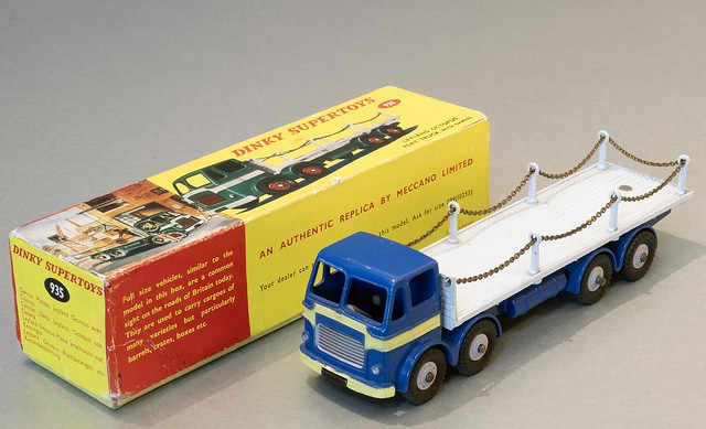 Dinky Supertoys No. 935 Leyland Octopus with Chains and box in Blue and Yellow with Grey hubs