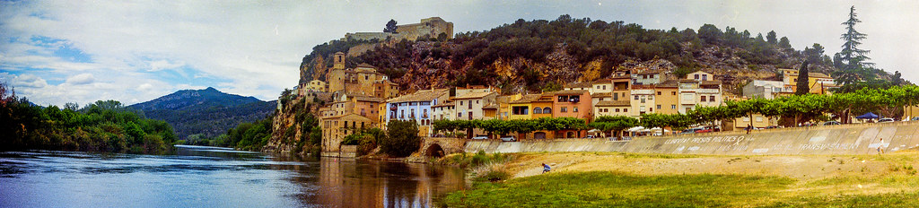 El riu, el poble, el castell / River, castle and village