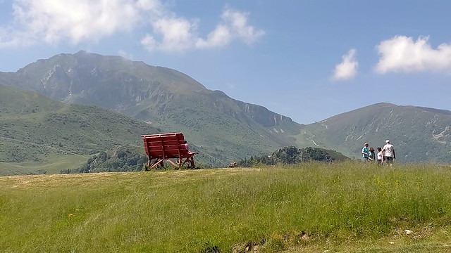 La grossa panchina rossa, a Prato Nevoso