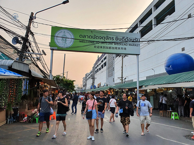chatuchak weekend market places and foods