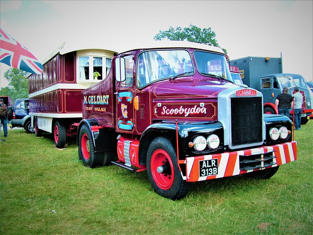Scammell Tractor Unit & Showman's Caravan at the 2014 Astle Park Traction Engine Rally, Chelford, Cheshire