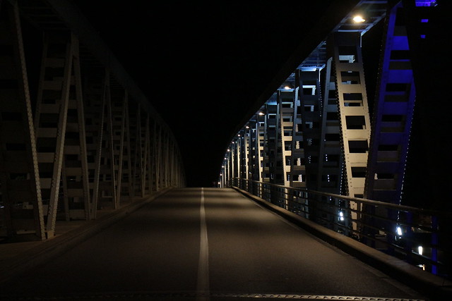 La nuit est sur le pont