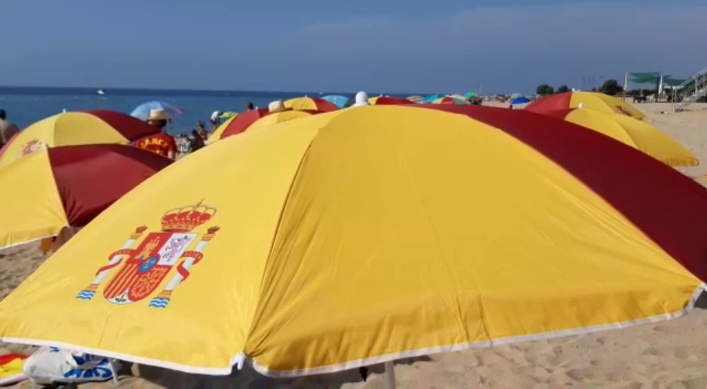 FOTOGRAFÍA. CABRERA DE MAR (BARCELONA), 09.08.2020. Los catalanes plantan varias sombrillas con los colores de la bandera nacional del Reino de España. Ñ Pueblo (6)