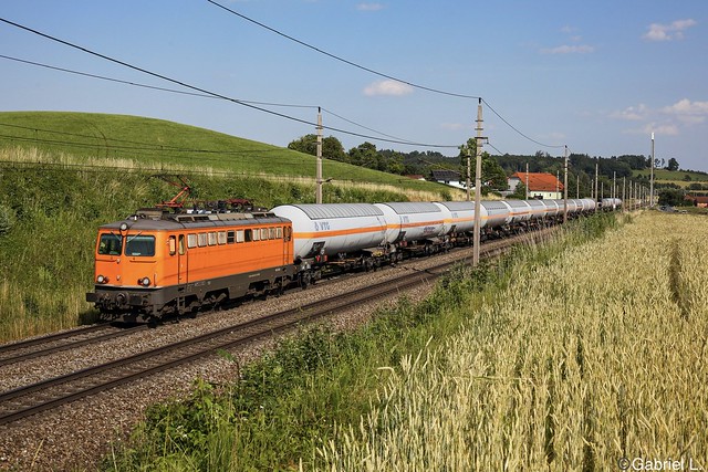 1142 635 mit dem SRID 47898 (Spielfeld- Straß-> Passau) am 16. Juni 2023 bei Neumarkt-Kallham.