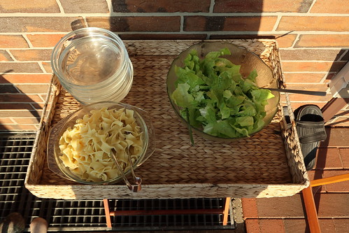 Salat und weitere Bandnudeln (auf Büfett)