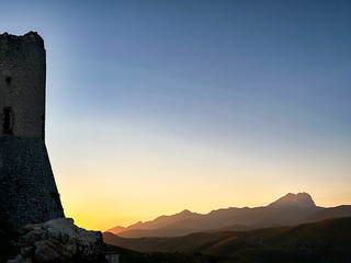 Rocca di Calascio e Gran Sasso al tramonto