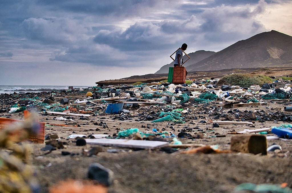 塑膠生命週期的關鍵環節如塑膠的生命週期中的精煉鍊石油、製造塑膠製品、丟棄與掩埋等，往往發生位於或鄰近貧窮社區。圖片來源：Wiki Commons