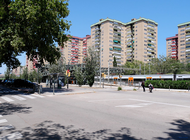 Bici-Red Metropolitana de BCN 2023 (0625) -04- L'Hospitalet de Llobregat -01- Paso sobre las vias del Tren en el Polígono Gornal