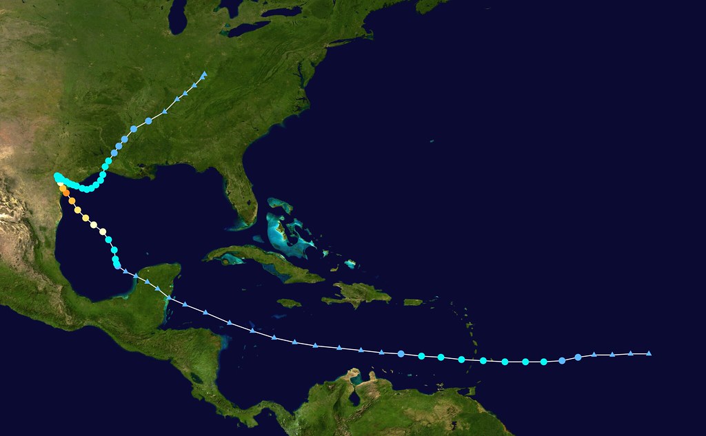 2017年颶風哈維在大西洋水域上空時，只達熱帶風暴強度，穿越尤卡坦半島時甚至減弱為熱帶低氣壓，但來到墨西哥灣上空時就迅速增強，在短短2天內就成為四級颶風。圖片來源：Wikipedia