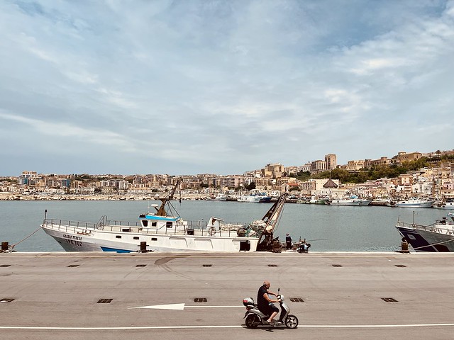 “Lungo la linea” - Porto di Sciacca, Sciacca, Sicilia, Italia