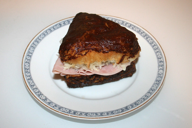 Pretzel bun with ham & cole slaw / Laugensemmel mit Schinken & Krautsalat II