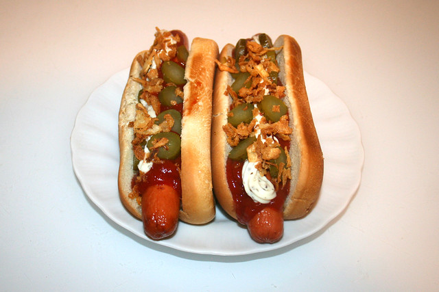 Hot Dogs with fried onions - Side view / Hot Dogs mit Röstzwiebeln - Seitenansicht