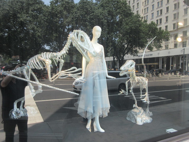 2023 Fashion Dinosaur Gilded Glitter Skeleton in window 5597