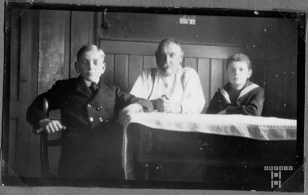 ArchivTappen36(1G)Alb20S234 Opa mit Enkeln, Deutschland, 1920er