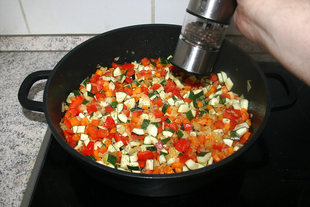 22 - Season vegetables with salt & pepper / Gemüse mit Salz & Pfeffer würzen
