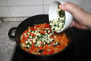 20 - Put zucchini in pan / Zucchiniwürfel in Pfanne geben